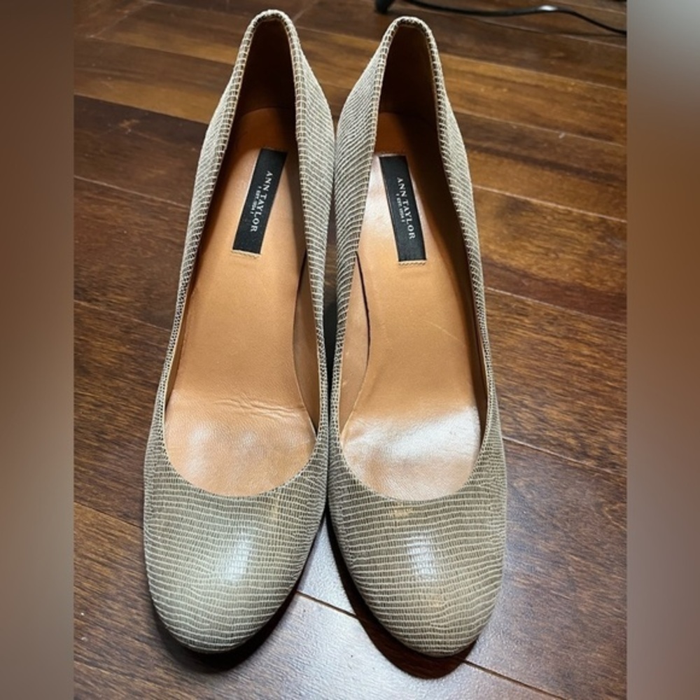 ⭐️ Ann Taylor taupe lizard design round-toe heels- size 7M